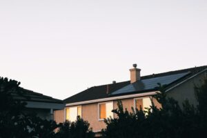 Einfamilienhaus mit Solarmodulen auf dem Dach